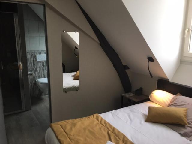 Le Relais Hotel Saint-Quentin-les-Anges Bagian luar foto