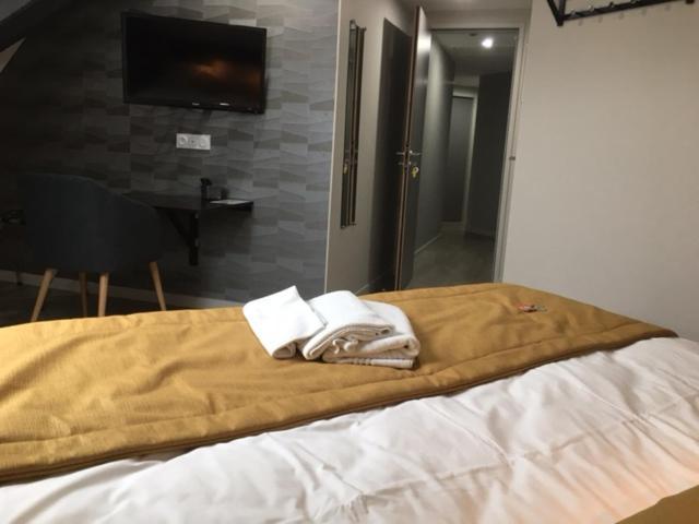 Le Relais Hotel Saint-Quentin-les-Anges Bagian luar foto