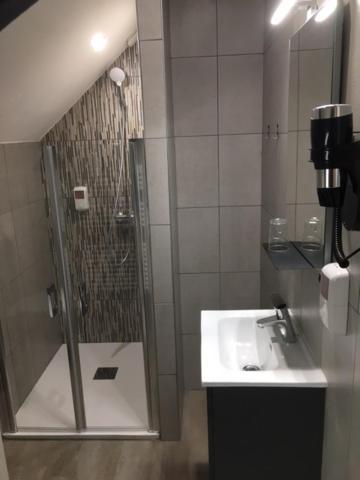 Le Relais Hotel Saint-Quentin-les-Anges Bagian luar foto