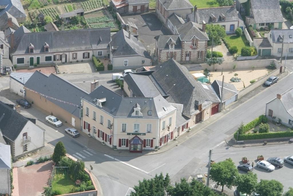 Le Relais Hotel Saint-Quentin-les-Anges Bagian luar foto