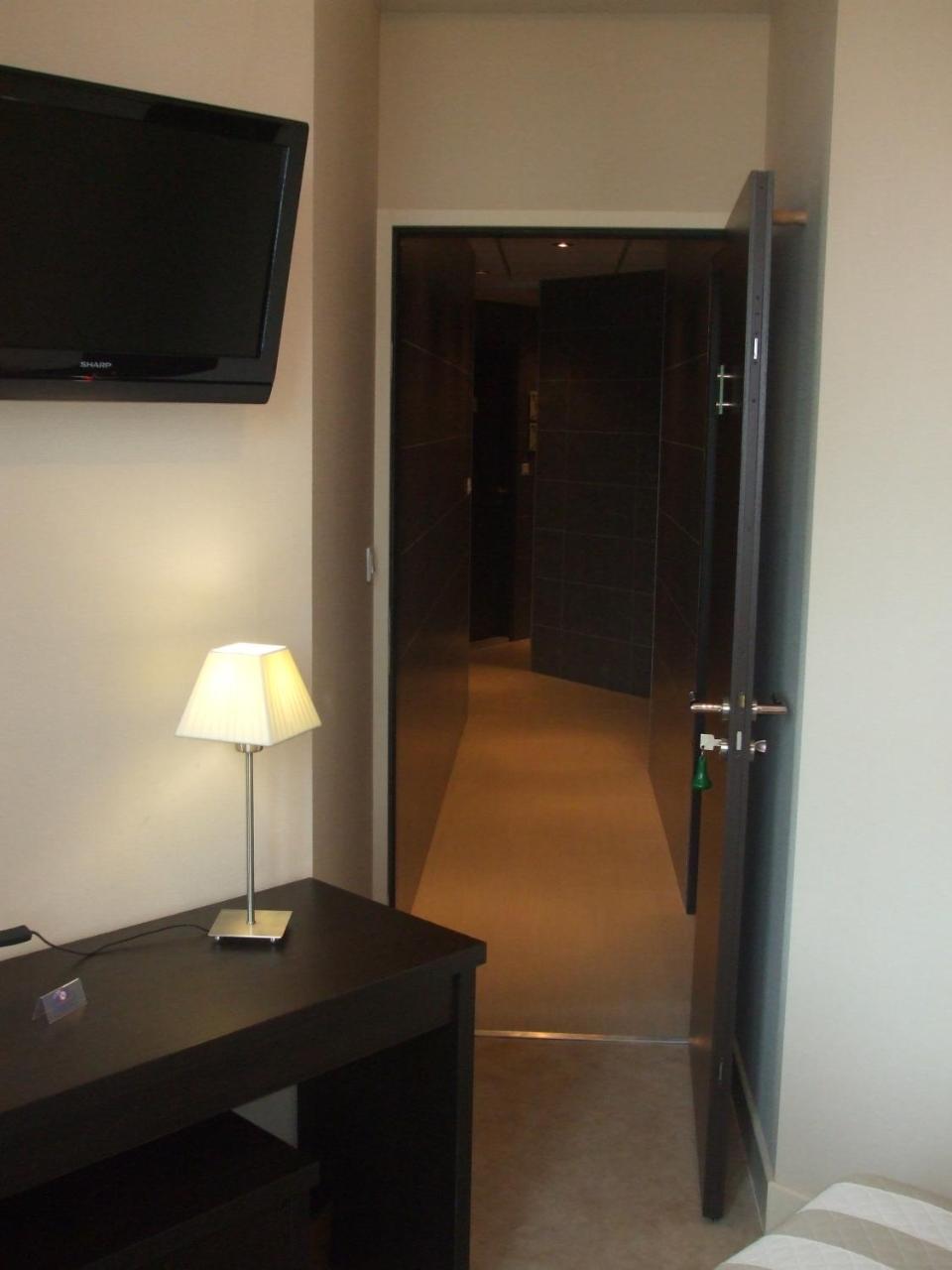 Le Relais Hotel Saint-Quentin-les-Anges Bagian luar foto
