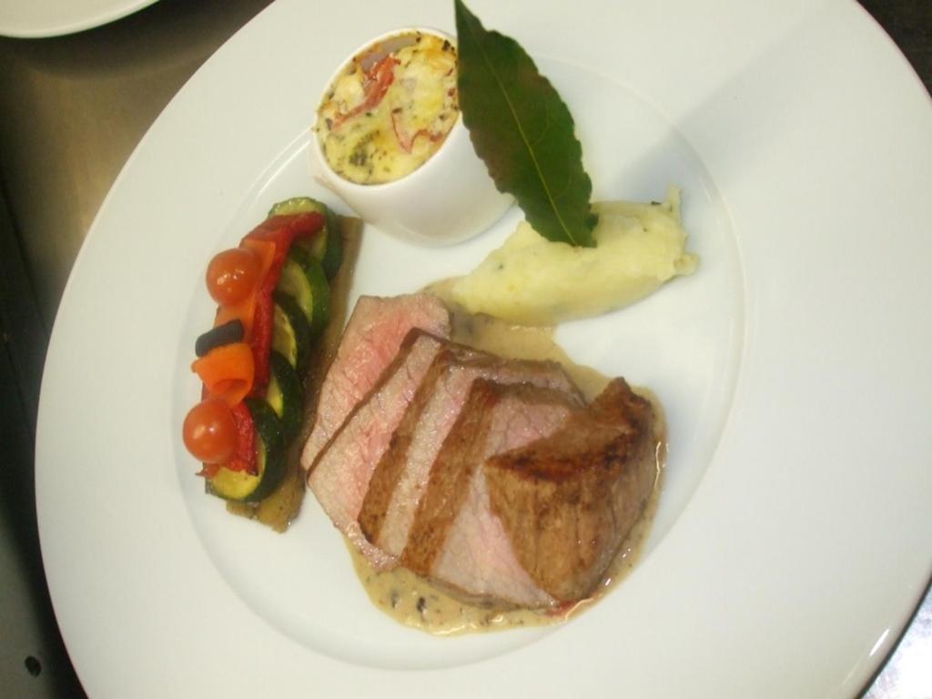Le Relais Hotel Saint-Quentin-les-Anges Bagian luar foto