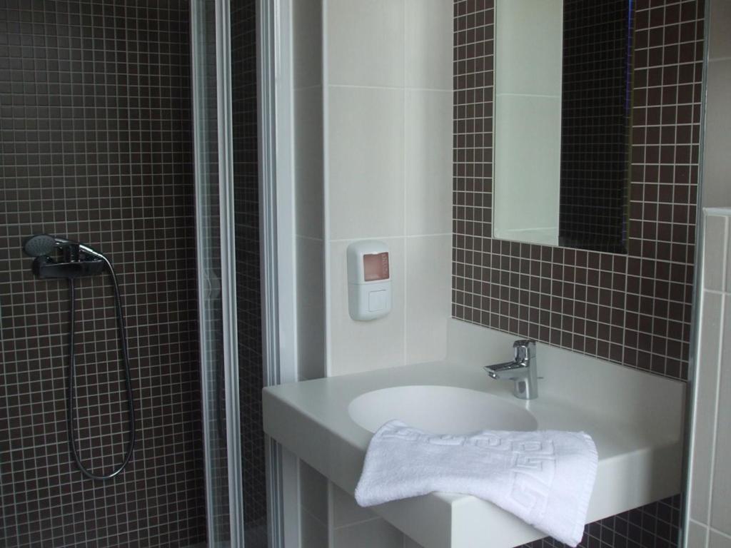 Le Relais Hotel Saint-Quentin-les-Anges Bagian luar foto