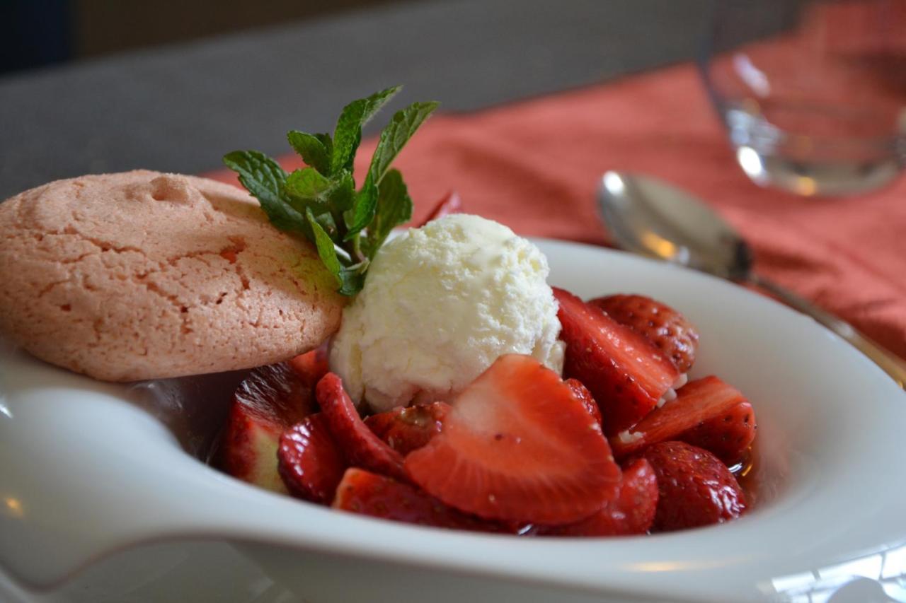 Le Relais Hotel Saint-Quentin-les-Anges Bagian luar foto