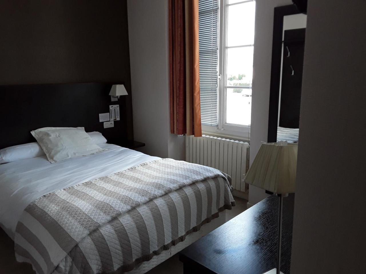 Le Relais Hotel Saint-Quentin-les-Anges Bagian luar foto